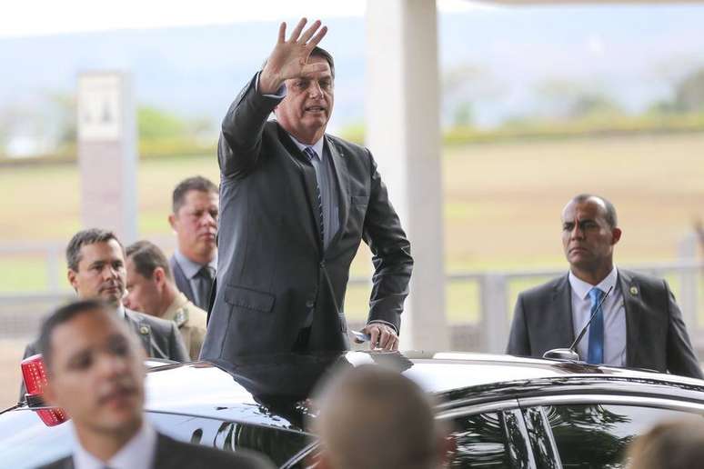 Jair Bolsonaro cumprimenta turistas na porta do Alvorada após criticar presidente do PSL