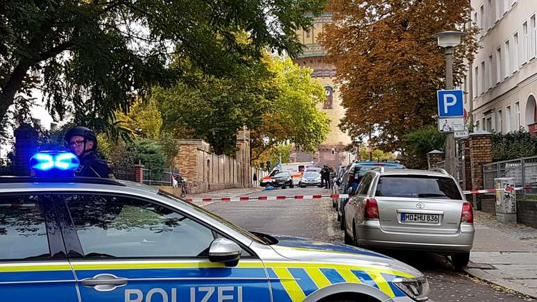 Carro de polícia em local onde ataque a tiros deixou dois mortos na cidade alemã de Halle
09/10/2019
REUTERS/Marvin Gaul