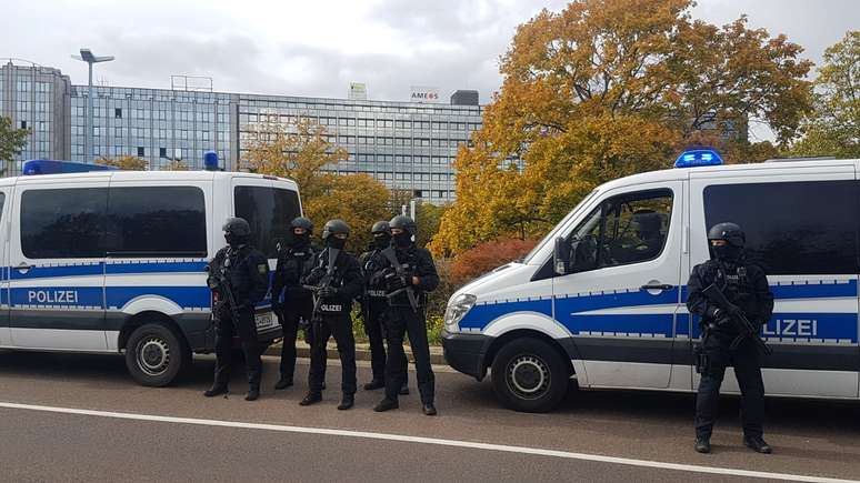 Policiais protegem área em cidade alemã de Halle
09/10/2019
REUTERS/Marvin Gaul
