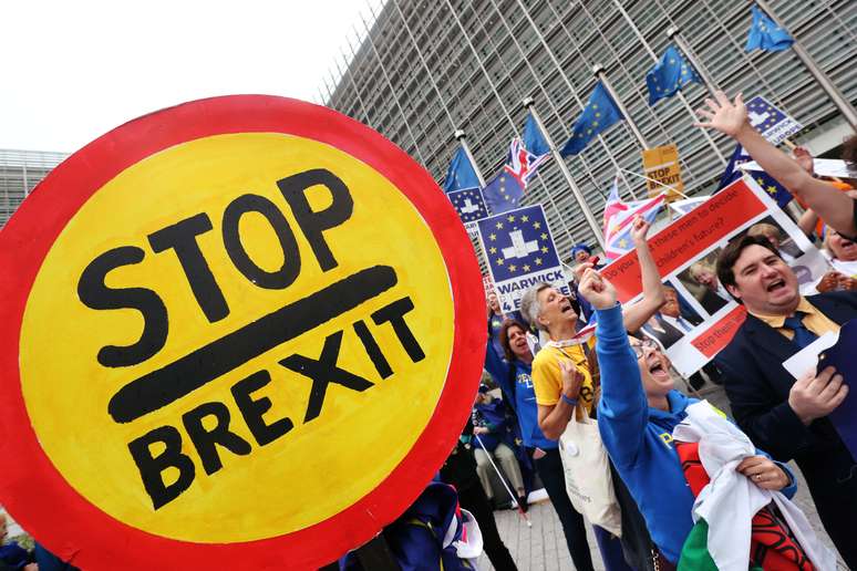 Protesto contra o Brexit do lado de fora da Comissão Europeia em Bruxelas
09/10/2019
REUTERS/Yves Herman