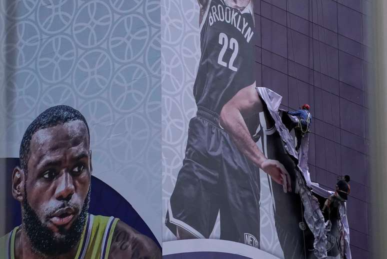 Funcionários removem cartaz gigante de promoção de partida de exibição da NBA na China de prédio em Xangai
09/10/2019
REUTERS/Aly Song
