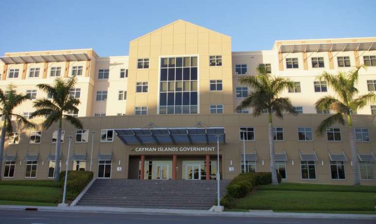 Vista externa da sede do governo das Ilhas Cayman. 19/12/2012. REUTERS/Shurna Robbins 
