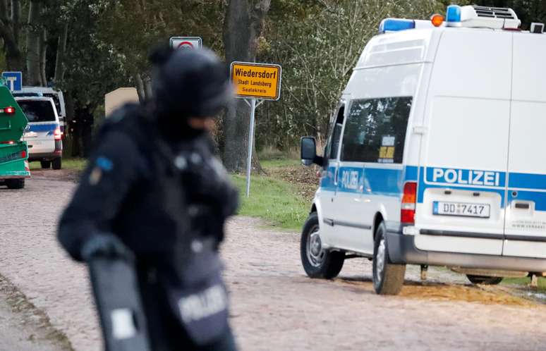 Policiais se reúnem após ataque a tiros na Alemanha
09/10/2019 REUTERS/Fabrizio Bensch