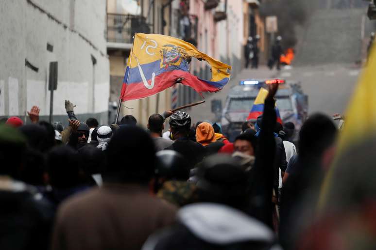 Manifestantes entram em confronto com forças de segurança durante protestos em Quito
09/10/2019 REUTERS/Carlos Garcia Rawlins