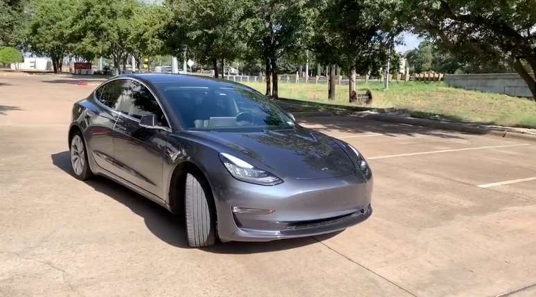 Modelo Tesla 3 model&eacute; dirigido remotamente no Texas. 1/10/2019. Courtesia de Parth Dhebar via REUTERS.