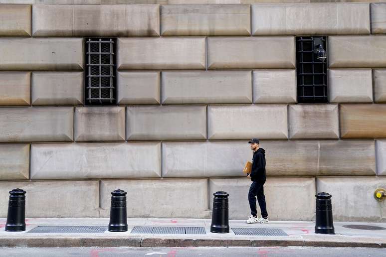 A man walks past the barred windows of the Federal Reserve Bank of New York in the Manhattan borough of New York City, New York, U.S., October 4, 2019. REUTERS/Carlo Allegri - RC17A0E565B0