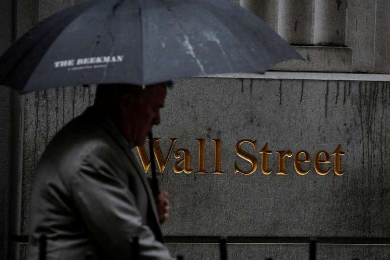 Homem passa em frente ao prédio da Bolsa de Nova York, EUA
09/10/2019
REUTERS/Brendan McDermid 