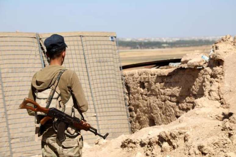 Soldado curdo em guarda para ofensiva da Turquia