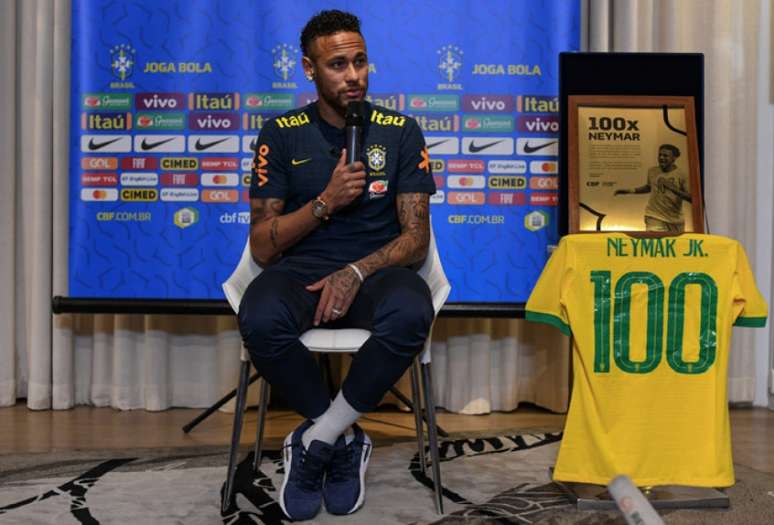 Neymar recebe homenagem pelos 100 jogos pela Seleção (Foto: Pedro Martins / MoWA Press)