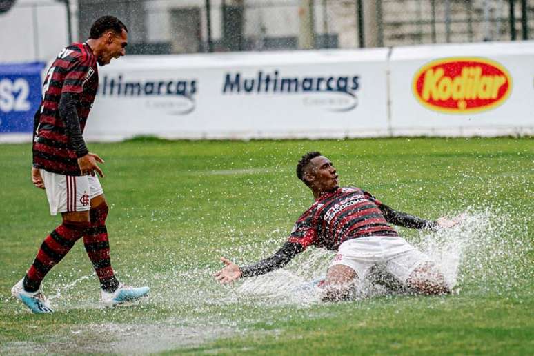 Yuri César, de joelhos, comemora um dos gols do Flamengo sobre o Vasco (Foto: Marcelo Cortes / Flamengo)