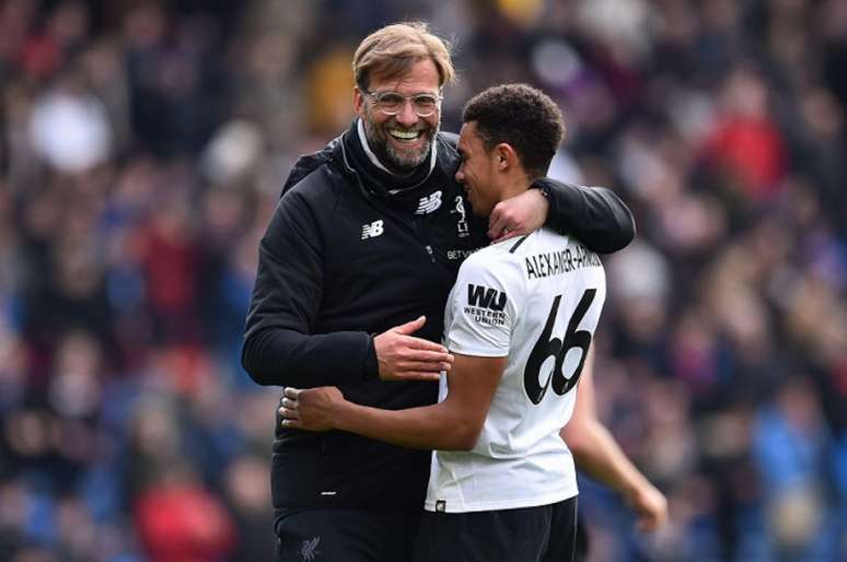 Lateral e treinador formam uma dupla vencedora no Liverpool (Foto: AFP)