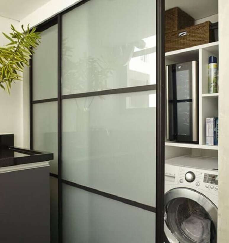 9. A porta com vidro jateado foi utilizada para esconder a lavanderia no ambiente. Fonte: Pinterest