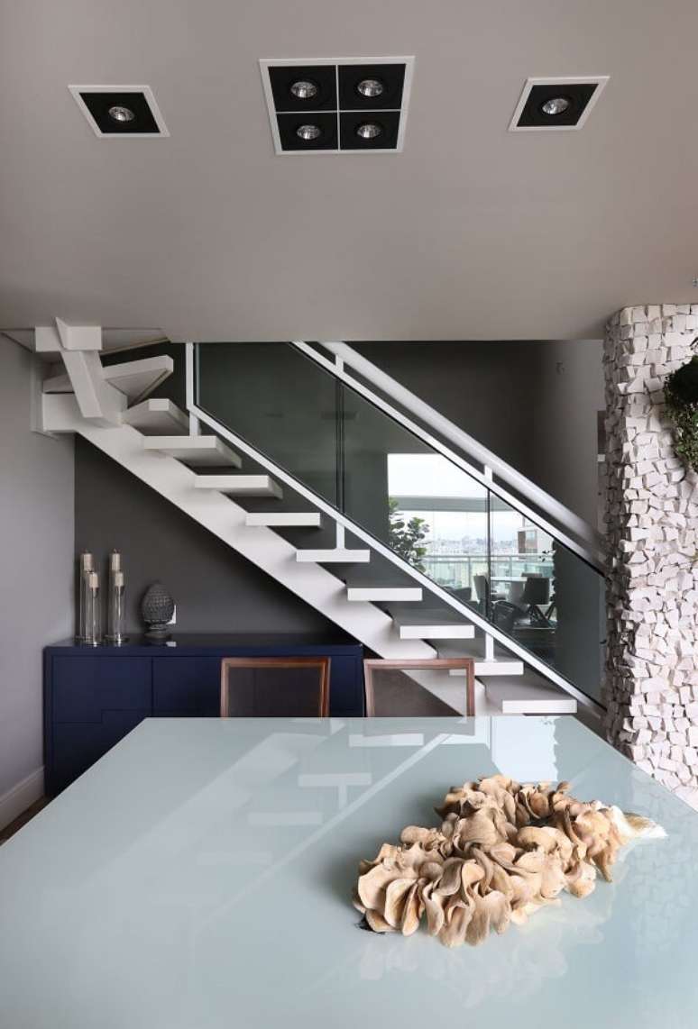 15. Aparador azul e mesa com tampo de vidro jateado. Projeto por Inside Arquitetura e Design