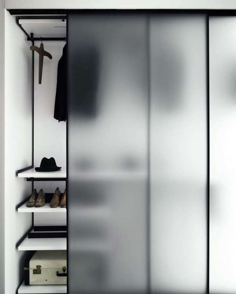 8. As roupas do arm&aacute;rios n&atilde;o ficam totalmente vis&iacute;veis. Fonte: Pinterest