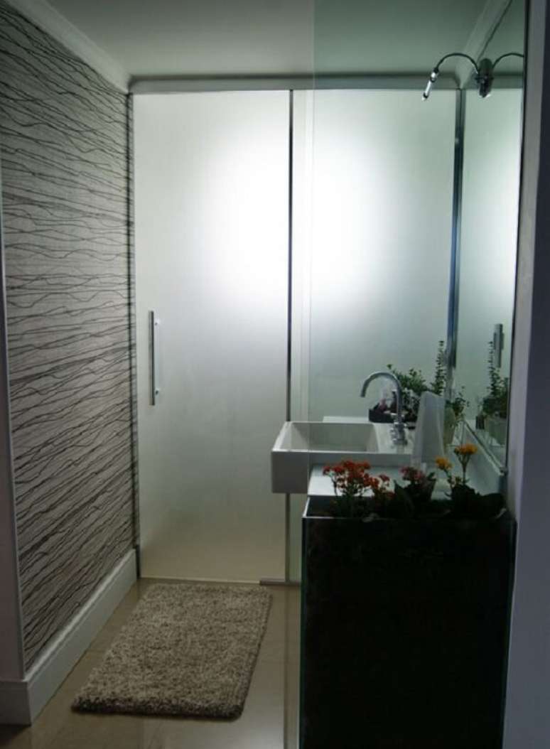 19. Banheiro compacto com porta de vidro jateado. Fonte: Casa Abril