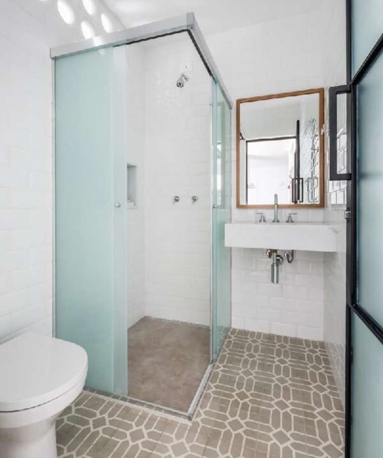 20. Box de banheiro com vidro jateado traz privacidade para a hora do banho. Projeto por INÁ Arquitetura