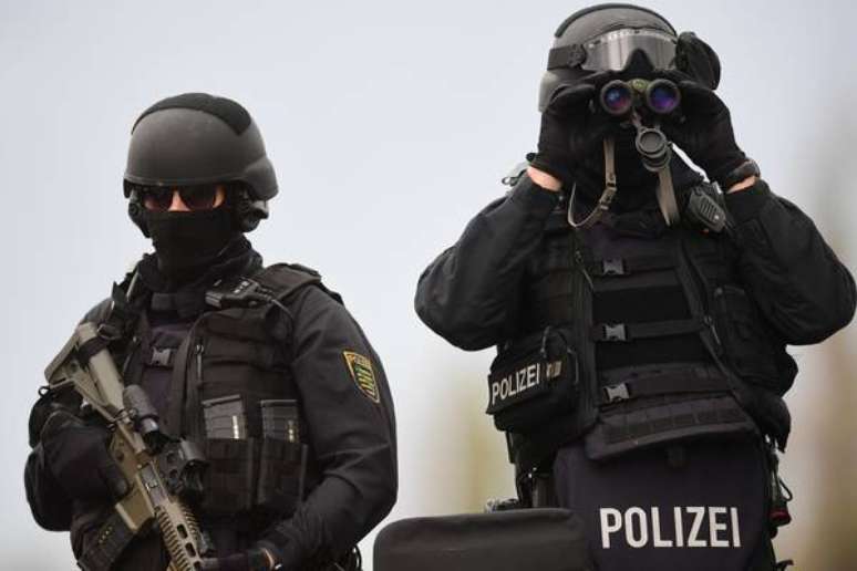 Policiais em guarda após ataque em Halle, na Alemanha