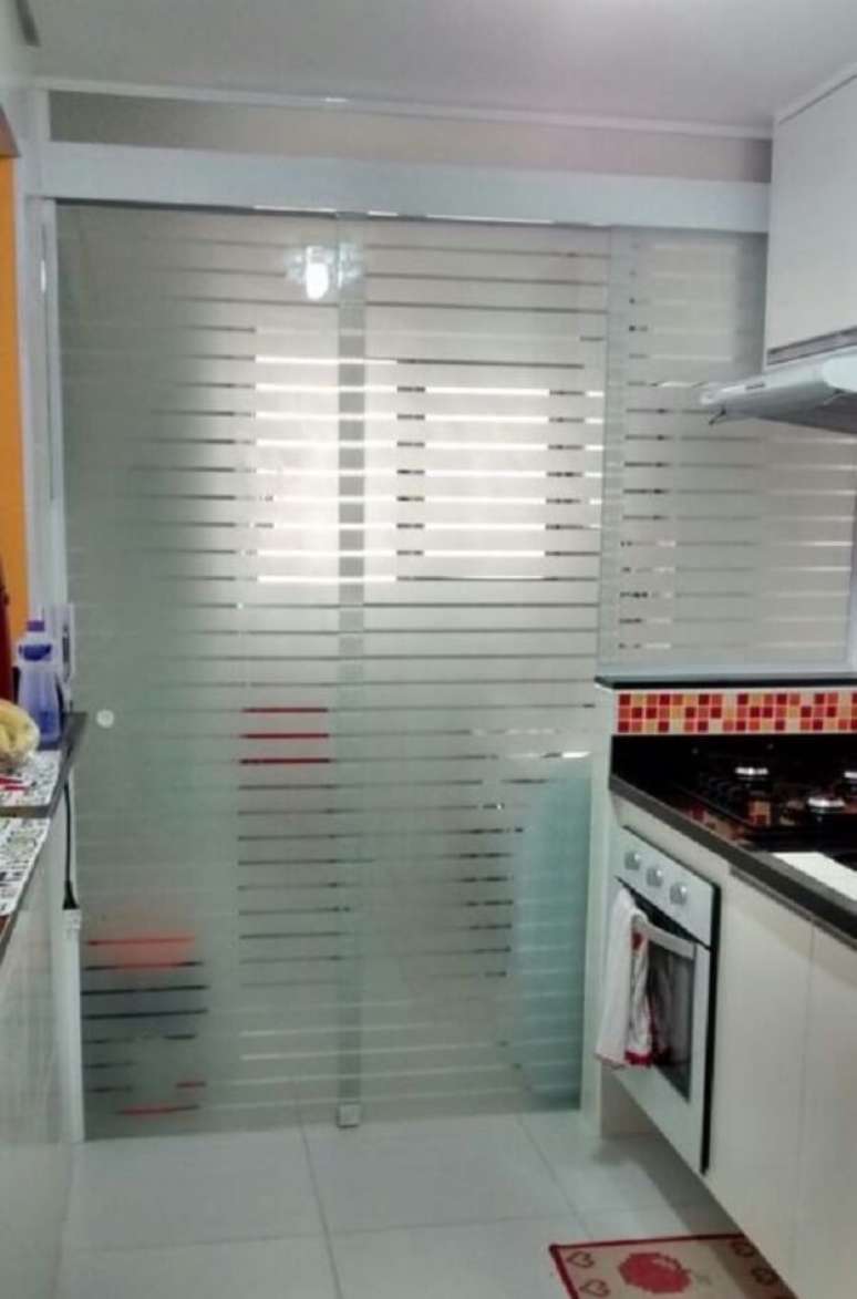 23. Divis&oacute;rias feitas com porta de vidro jateado. Fonte: Pinterest
