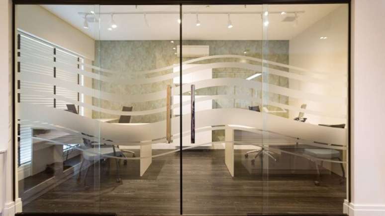 24. Escrit&oacute;rio com porta de vidro jateado. Projeto por Andrea Petini