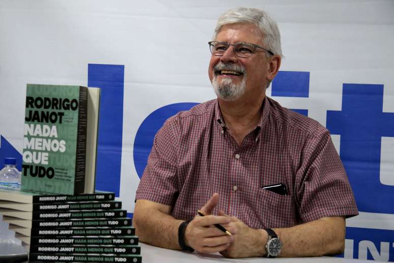 Sessão de autógrafos de Rodrigo Janot, no lançamento do livro "Nada Menos que Tudo", na livraria Leitura em Brasília