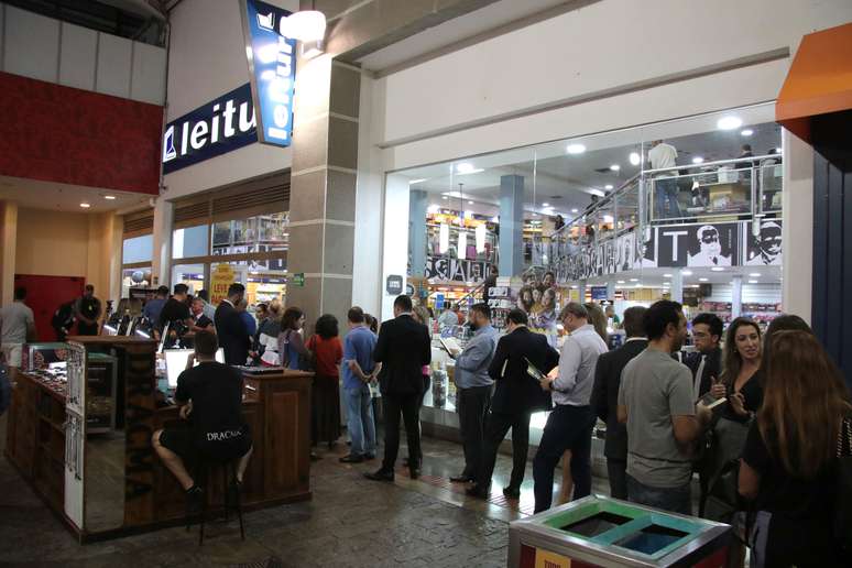 Sessão de autógrafos de Rodrigo Janot, no lançamento do livro "Nada Menos que Tudo", na livraria Leitura em Brasília