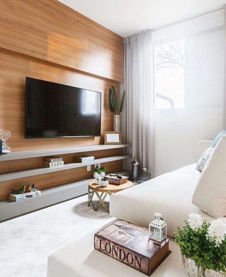 11. Rack com painel de madeira para decoração de sala moderna com sofá branco – Foto: Pinterest