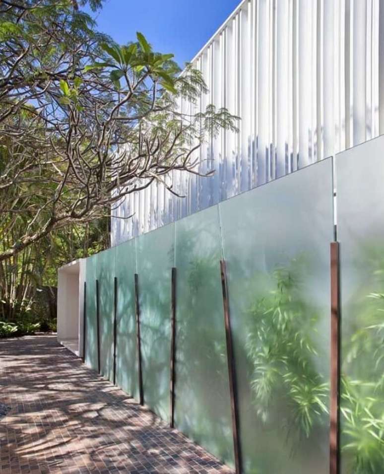 29. Muro estruturado com vidro jateado. Fonte: Pinterest