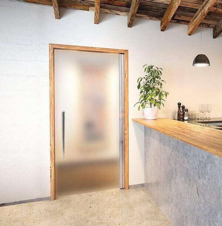 34. Porta com vidro jateado e batentes de madeira. Fonte: Home Decore