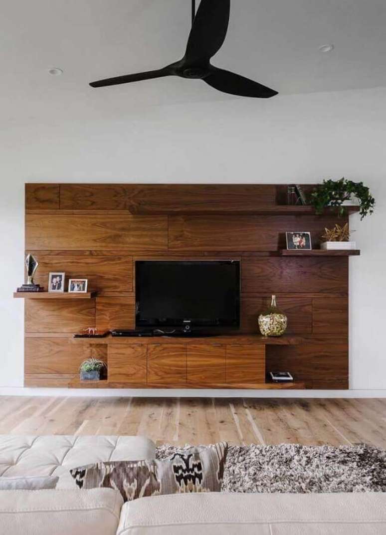 26. Rack com painel de madeira simples para sala ampla – Foto: Total Construção