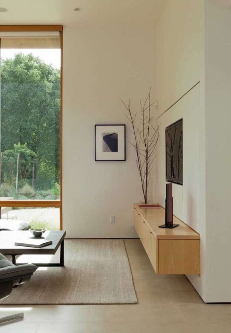 30. Decoração clean com rack de madeira moderno para sala com parede de vidro – Foto: Ideias Decor