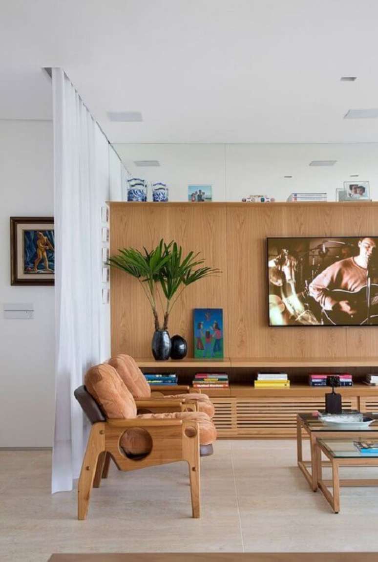 41. Decoração em tons neutros para sala com rack de madeira moderno com painel para TV – Foto: Casa de Valentina