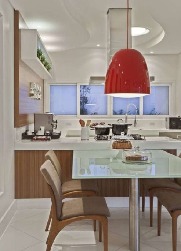 42. Sala de jantar com pendente met&aacute;lico vermelho e mesa de vidro jateado. Fonte: Revista Viva Decora