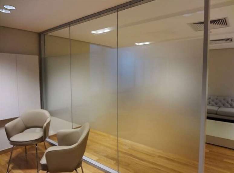 44. Sala de reunião com porta de vidro jateado. Fonte: Pinterest