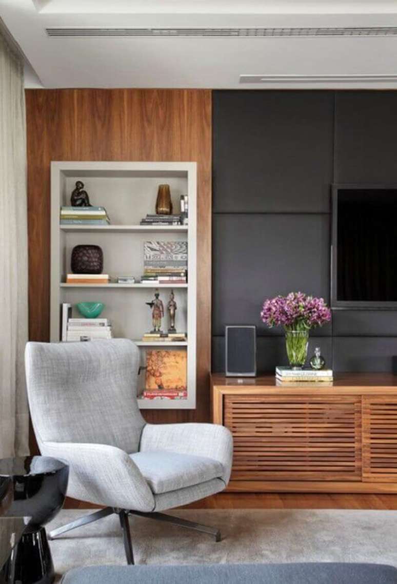 59. Sala moderna decorada com rack de madeira moderno e parede com revestimento cinza – Foto: Pinterest