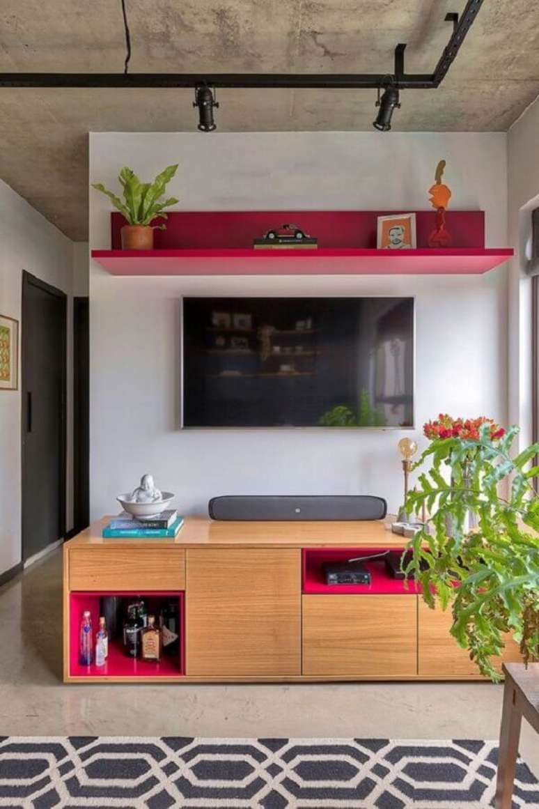 2. Saiba escolher modelos de rack de madeira que mais se harmonizem ao seu estilo de decoração – Foto: Casa de Valentina