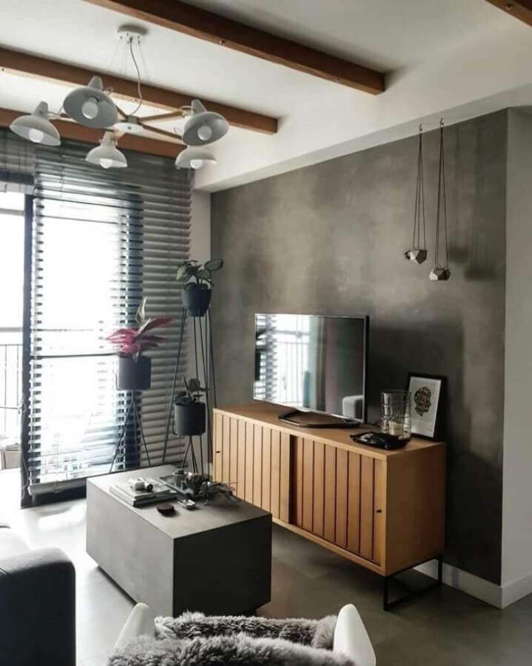 63. Decoração para sala moderna com rack de madeira e parede cinza – Foto: Welcome To 52 Home