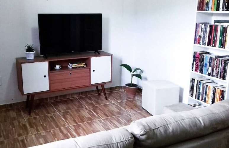 65. Sala simples decorada com rack de madeira retrô com portas brancas – Foto: Amor de Lar