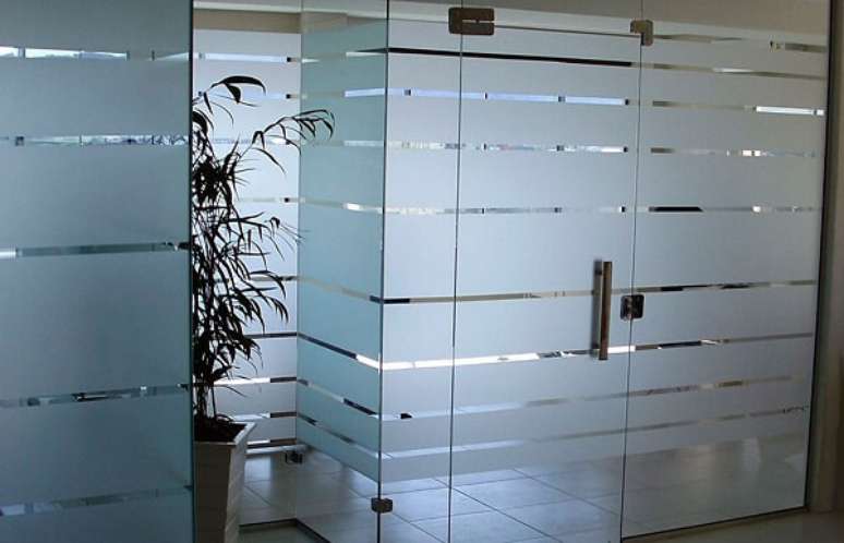 4. Tenha mais privacidade incluindo adesivo jateado para vidro. Fonte: Elo7