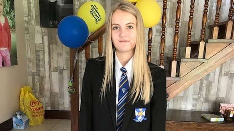 Emily conseguiu voltar &agrave; escola um m&ecirc;s depois do acidente