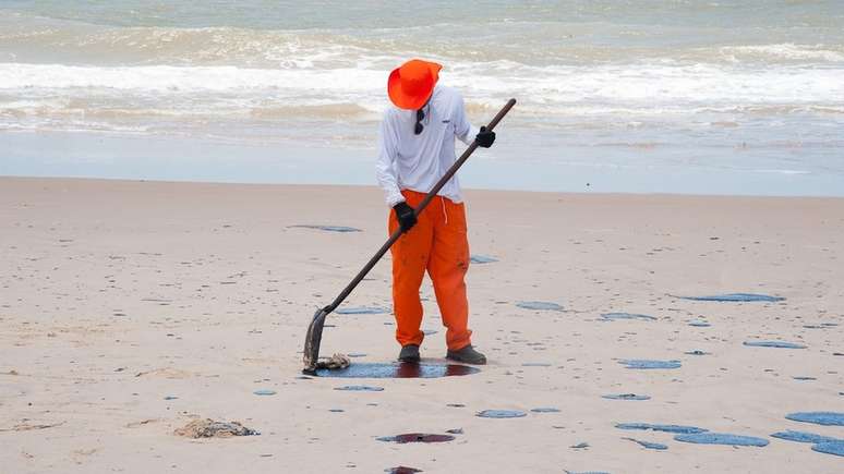 Relat&oacute;rio da Petrobras mostra que res&iacute;duos s&atilde;o mistura de &oacute;leos do tipo extra&iacute;do na Venezuela