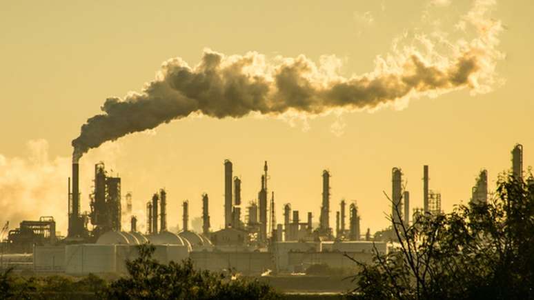 20 empresas produtoras de petróleo, gás natural e carvão foram responsáveis por 35% das emissões totais de combustíveis fósseis e cimento