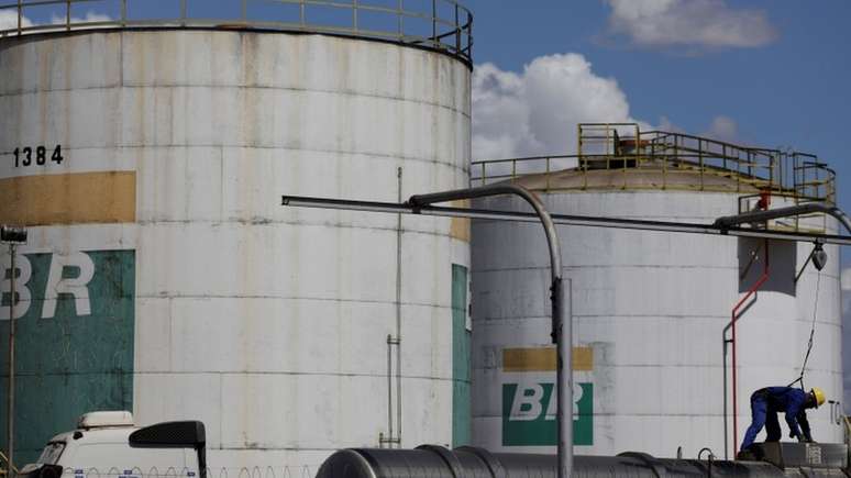 Tanque da Petrobras, a empresa est&aacute; na lista de grandes poluidoras do Climate Accountability Institute