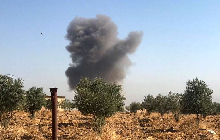 Fumaça vista do vilarejo de Tel Arkam em Eas al Ain, na Síria
10/10/2019
REUTERS/Stringer