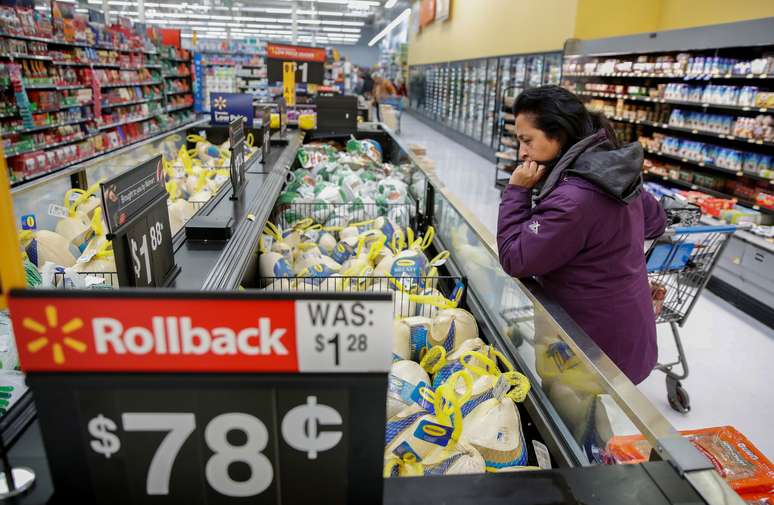 Mulher faz compras em supermercado de Chicago, nos EUA
20/11/2018
REUTERS/Kamil Krzaczynski