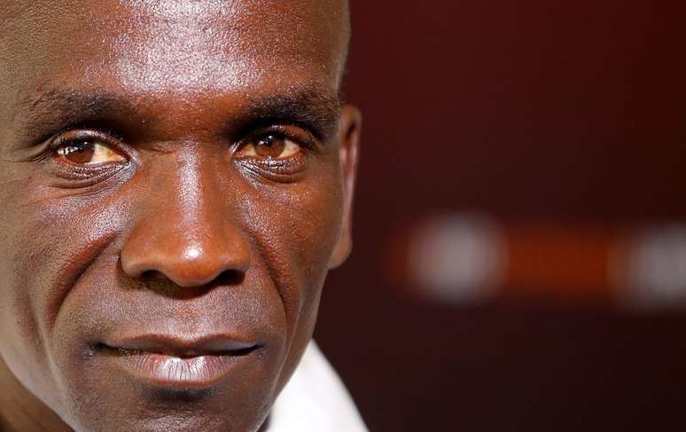 Eliud Kipchoge, recordista mundial da maratona, posa para foto antes de entrevista coletiva em Viena
REUTERS/Leonhard Foeger