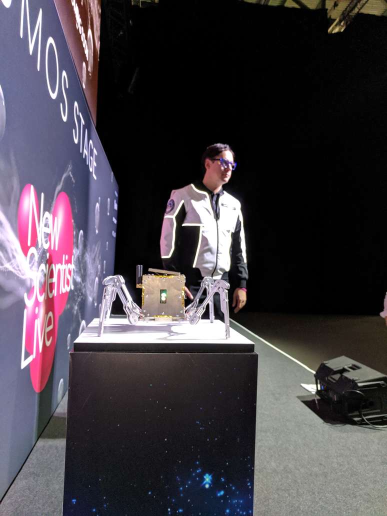 Pavlo Tanasyuk, fundador e presidente-executivo da SpaceBit com seu robô espacial
10/10/2019
REUTERS/Stuart McDill