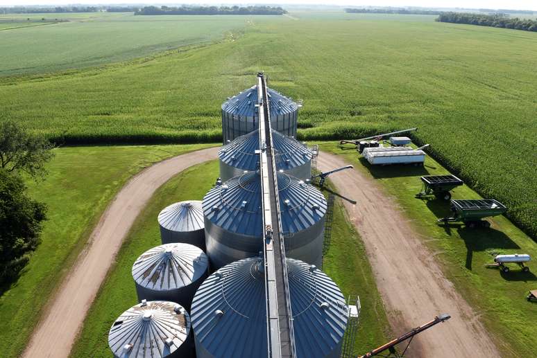 Silos de armazenamento e campo de plantio de milho em Colfax, Dakota do Norte (EUA) 
06/08/2019
REUTERS/Dan Koeck