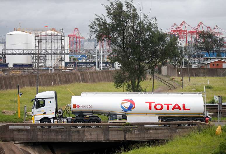 Caminhão-tanque da petroleira francesa Total, fotografado na cidade sul-africana de Durban 
07/02/2019
REUTERS/Rogan Ward