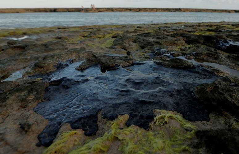 Óleo no Pontal do Coruripé, Alagoas 8/10/2019 REUTERS/Alisson Frazao 