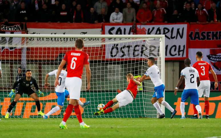 Martin Hinteregger marca na vitória seu time, a Áustria, na vitória sobre Israel, em partida do Grupo G -das Eliminatórias para a Eurocopa de 2020.  10/10/2019  REUTERS/Leonhard Foeger 